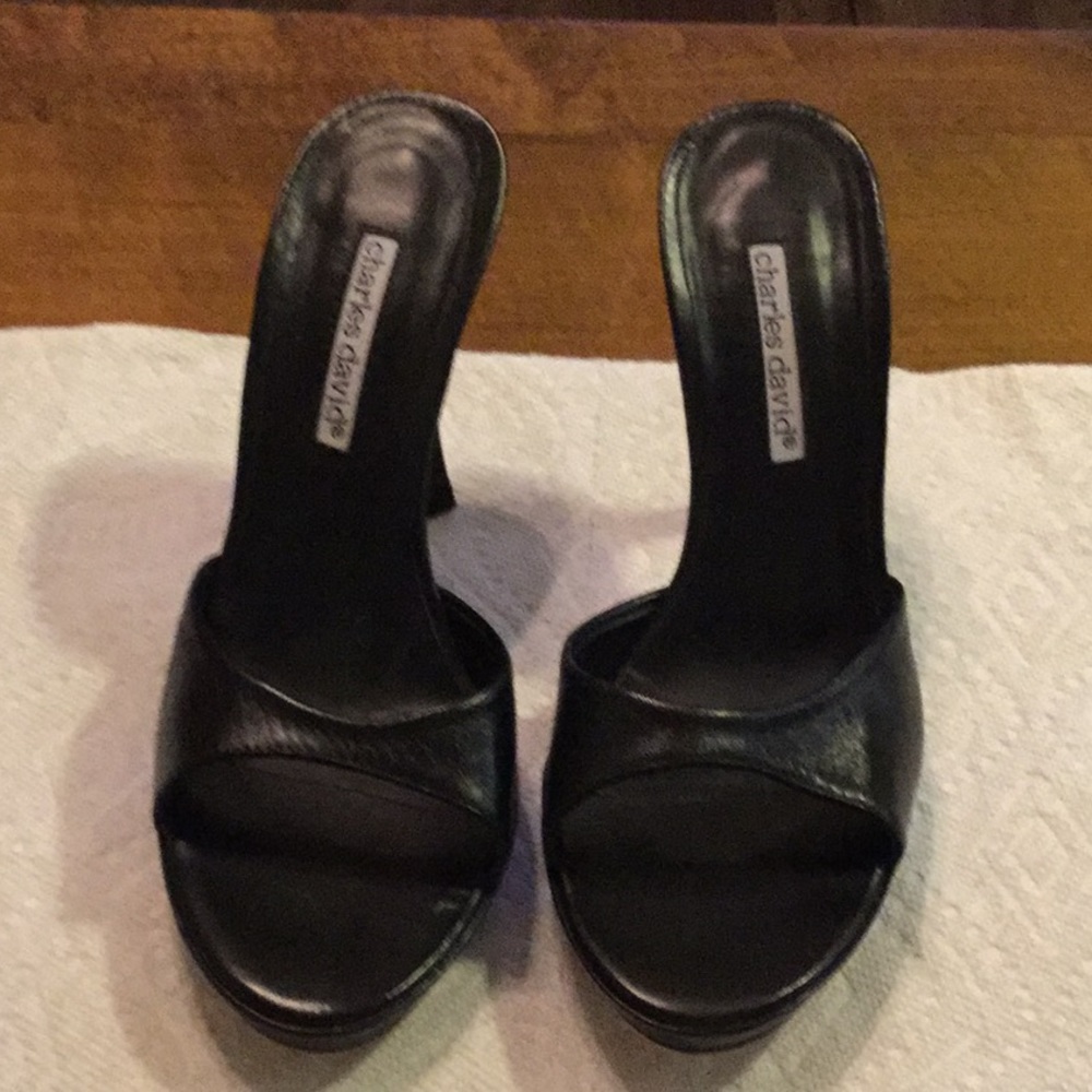 Charles David opened toed pump